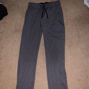 Gray lululemon fotted sweatpants with strings